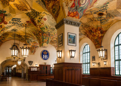 El salón histórico de la Hofbräuhaus de Múnich conserva el ambiente bávaro de una cervecería marcada por siglos de tradición.