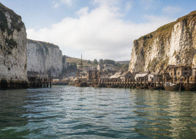 Recreación de Dieppe como escala marítima de la travesía, protegida por acantilados y abierta a las rutas del canal.
