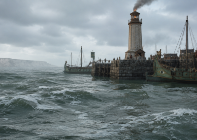 Puerto romano de Itius Portus con faro, barcos amarrados, muelles de piedra, mar agitado y acantilados al fondo.