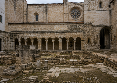 Yacimiento arqueológico del claustro de la Sé de Lisboa, con restos de muros, columnas y estructuras antiguas vinculadas a Olissipo.