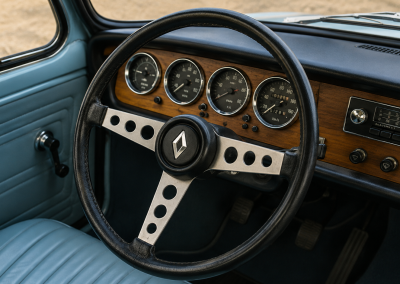 Detalle del volante y el salpicadero del Renault 8 TS, con instrumentación clásica y estética deportiva de los años setenta.